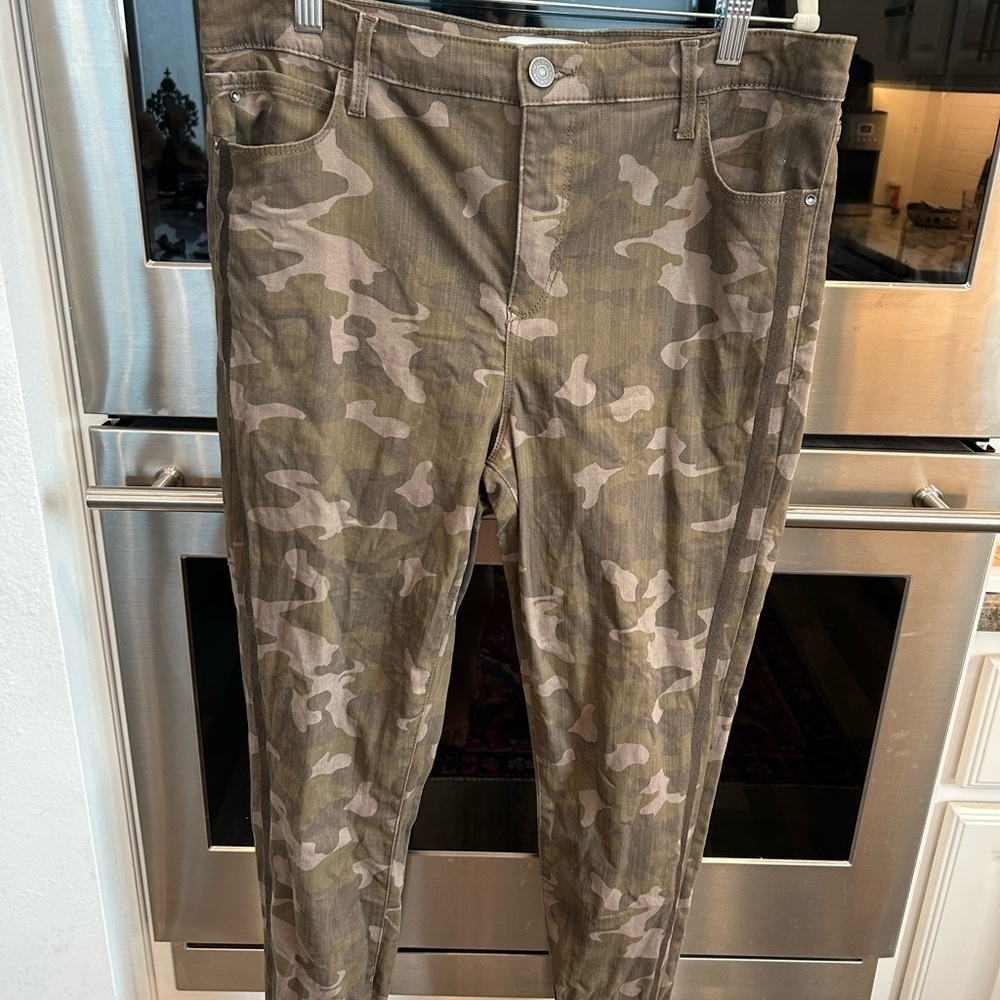 Skinnygirl Camo Skinny Jeans, size 30, EUC